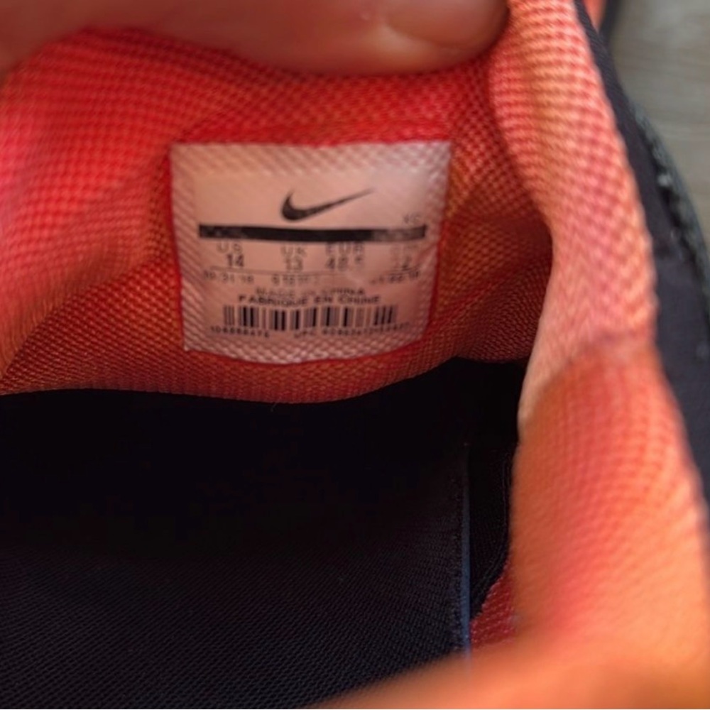 Nike Men’s Black Running Shoes with Coral Lining - Picture 4 of 6